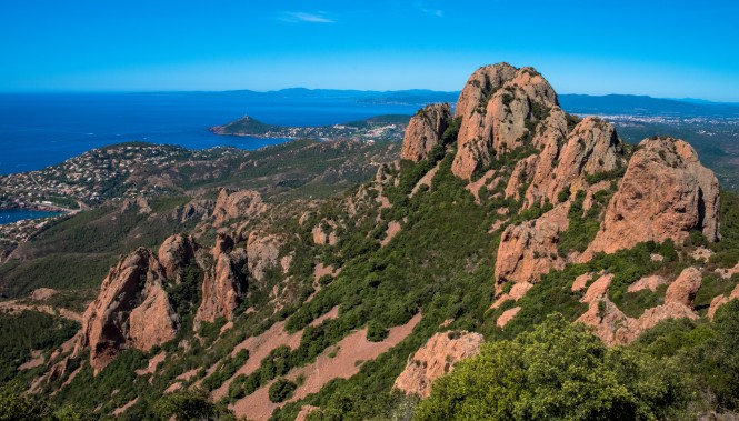 Le Cap Roux depuis le coeur du Massif de L'Esterel Vue sur le Cap Roux dans le massif de l'Estérel