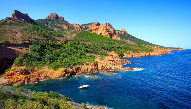 Massif de l'Estérel depuis la côte Côte du massif de l'Estérel