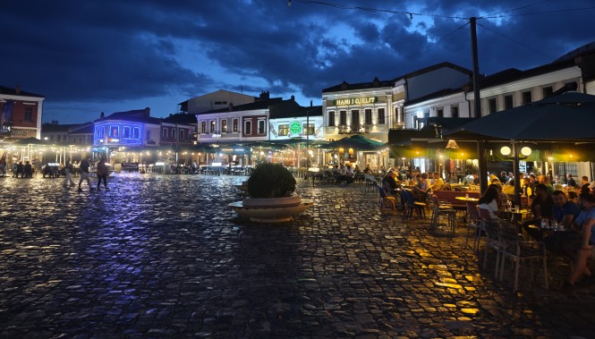 Soirée à Korçë Ville de Korçë en Albanie